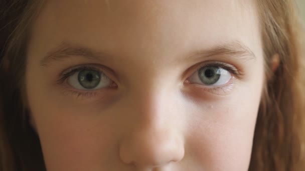 Csukd be a boldogtalan szőke lány kék szemét, aki pislog és fáradt látvánnyal néz a kamerába. Kétségbeesett női gyerek arckifejezése. Szomorú tekintet a kis depressziós gyerekre. - Felvétel, videó