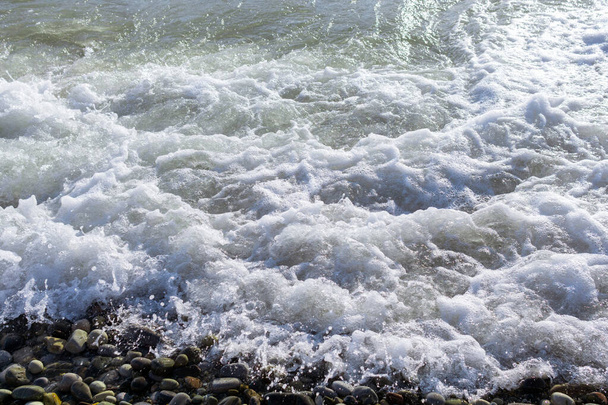 Fale na morzu turkusowa woda. Wybiórcze skupienie. Letnie tło natury, piękny krajobraz morski - Zdjęcie, obraz