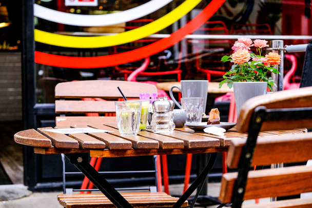 Londres Reino Unido, 06 de octubre 2020, Mesa de restaurante con platos sucios usados esperando ser limpiados - Foto, imagen