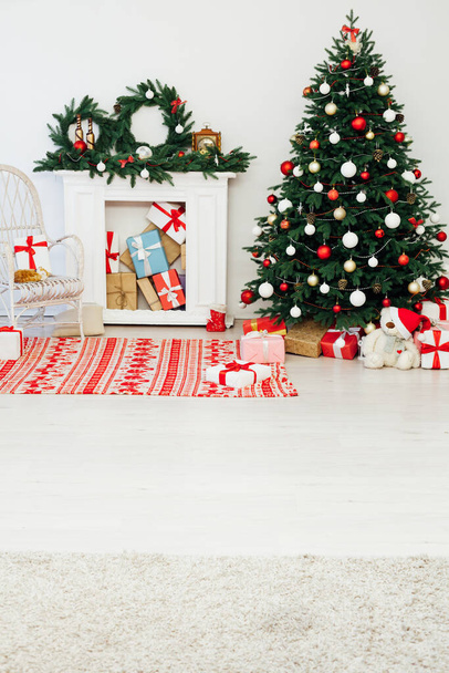 Pino árbol de Navidad con chimenea interior de la casa regalos de decoración de año nuevo - Foto, Imagen