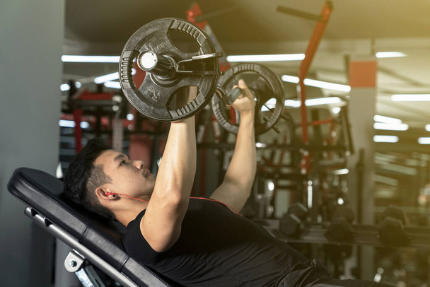 Sport Man trening z ciężką sztangą na siłowni - Zdjęcie, obraz