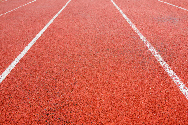 Червоні бігові доріжки на стадіоні.
 . - Фото, зображення