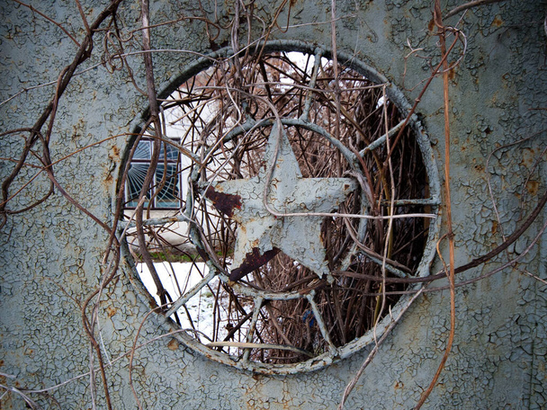 Παλιά σκουριασμένη ατσάλινη πύλη με σοβιετικό αστέρι - Φωτογραφία, εικόνα