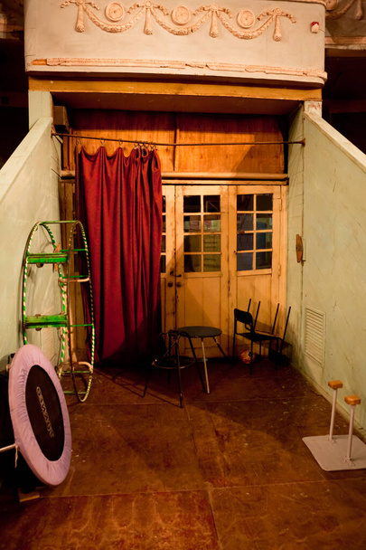 Старый заброшенный цирк с прожекторами и лепниной - Фото, изображение