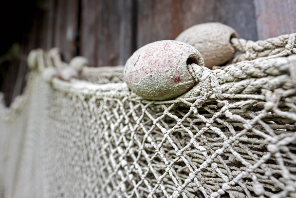 Nahaufnahme eines Fischernetzes, das mit getrocknetem Schlamm bedeckt ist - Foto, Bild