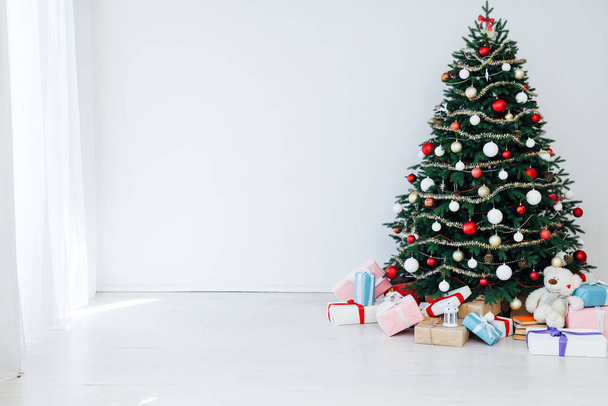 Vánoční strom borovice interiér domu Nový rok dekorace girland dárky pohlednice 2022 - Fotografie, Obrázek
