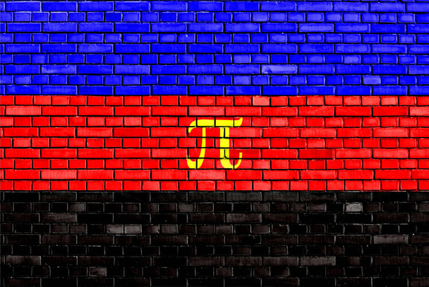 Полиаморный флаг, раскрашенный на кирпичной стене - Фото, изображение