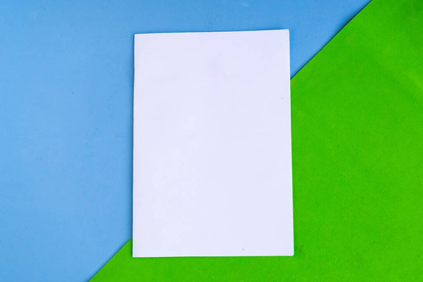 Bílý mockup prázdný na geometrické modré a zelené pozadí, kopírovat prostor pro text - Fotografie, Obrázek