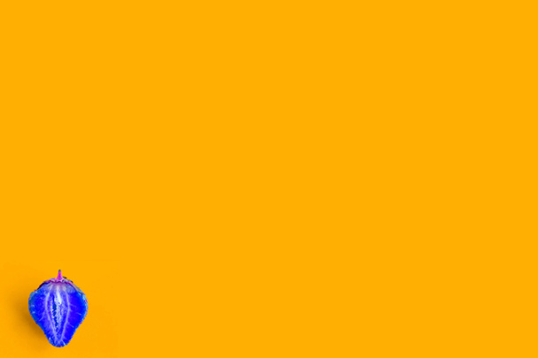 Fragola surreale viola su uno sfondo arancione brillante, concetto minimale - Foto, immagini
