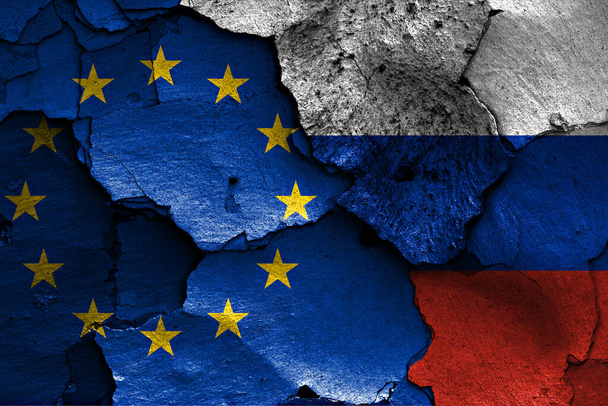 flagi Unii Europejskiej i Rosji malowane na pękniętej ścianie - Zdjęcie, obraz