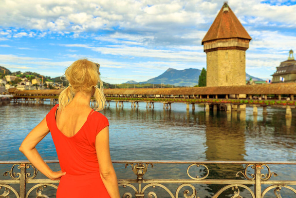 Donna turistica in città Lucerna - Foto, immagini