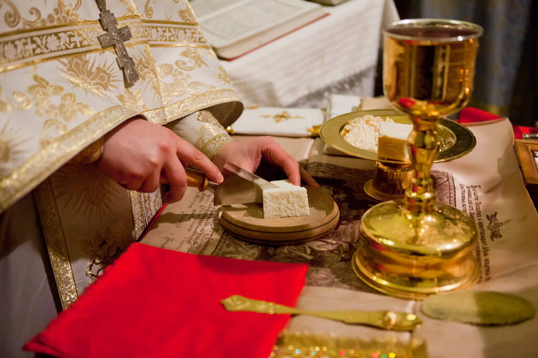 A szentáldozás előkészítése a templomi oltárban - Fotó, kép