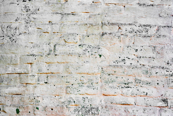 Textuur, baksteen, muur, het kan gebruikt worden als achtergrond. Brick textuur met krassen en scheuren - Foto, afbeelding