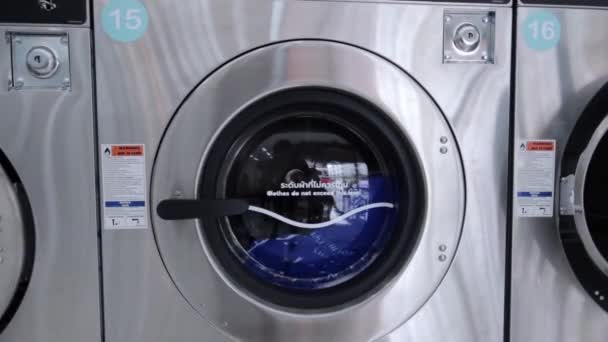 Close-up, De wasmachine draait. - Video