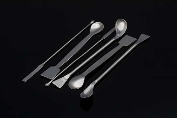 Spatula, Spoon-Metal Laboratuvarı ekipmanları. Laboratuvarda kullanılan spatuar spatulaları ve mikro kepçe reaksiyonları.. - Fotoğraf, Görsel