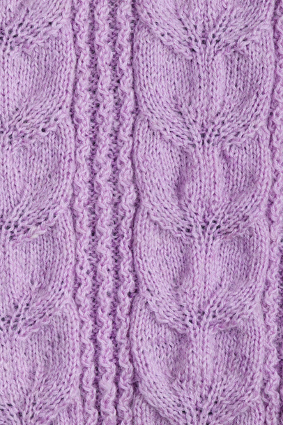 Violett gestrickter Pullover. Abstraktes Muster. Muster aus nächster Nähe. - Foto, Bild