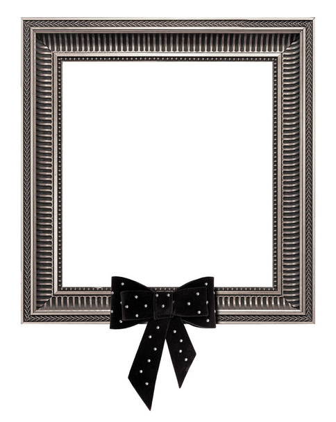 Marco de plata con lazo de luto negro para pinturas, espejos o fotos aisladas sobre fondo blanco - Foto, Imagen