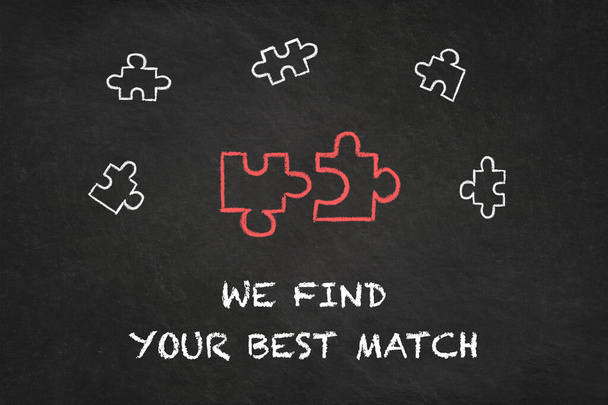 "Troviamo il tuo miglior abbinamento "testo con pezzi Puzzle disegnati a mano sulla lavagna - Foto, immagini