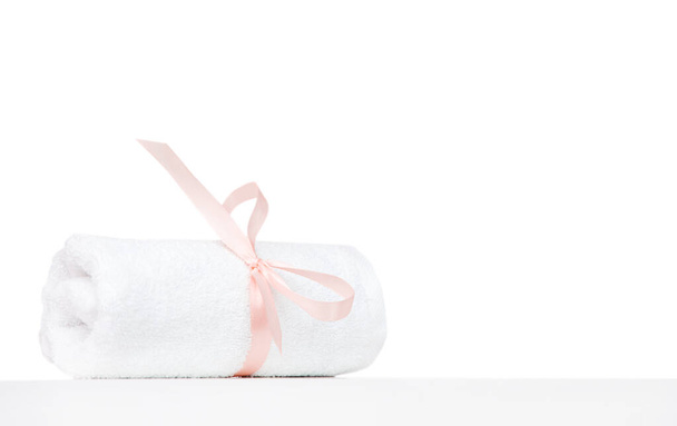 Ręcznik mech na białym stole, z tyłu białe tło - Zdjęcie, obraz