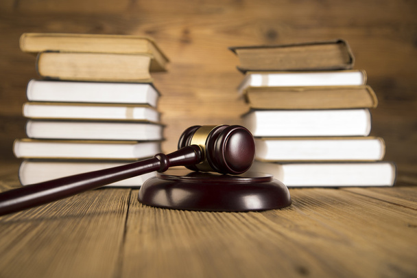 ξύλινο σφυρί, ΚΥΡΑ-δικαιοσύνη, χρυσό κλίμακα και βιβλία του νόμου στο ξύλινο τραπέζι - Φωτογραφία, εικόνα