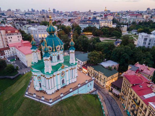 Veduta aerea della chiesa di Sant'Andrea a Kiev - Foto, immagini