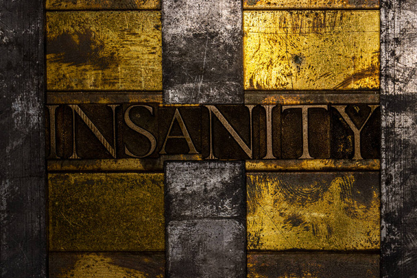 Őrület szöveges üzenet szögesdrót texturált grunge réz és vintage arany háttér - Fotó, kép
