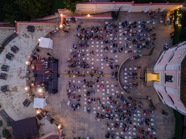 Вид с воздуха на концерт на улице на социальной дистанции - Фото, изображение