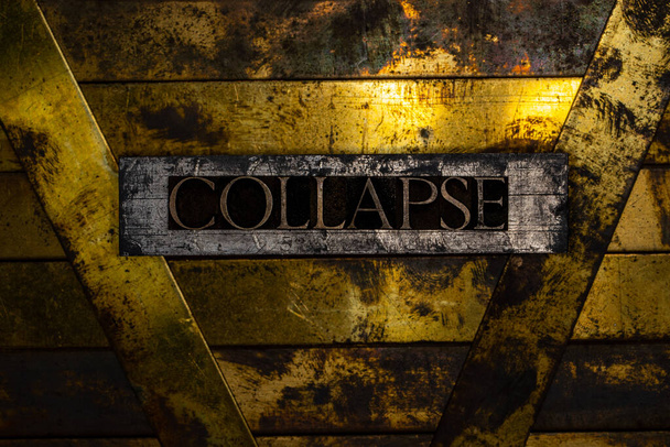 Mensagem de texto em colapso em cobre grunge texturizado e fundo de ouro vintage - Foto, Imagem