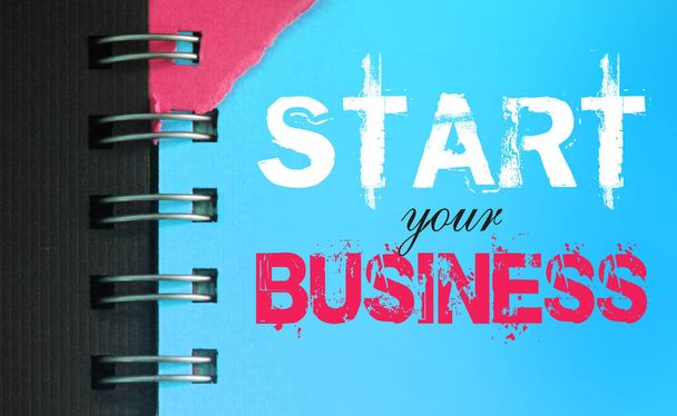 Inicie sus palabras de frase de negocios en la página Copybook en cian y magenta. Concepto empresarial. - Foto, Imagen