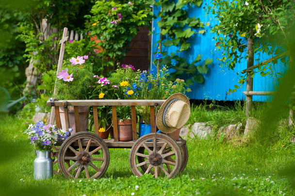 Carro de madera viejo en un jardín idílico - Foto, Imagen