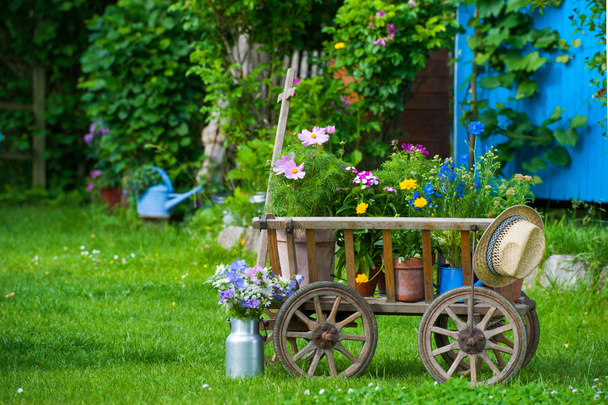 Vecchio carro in legno in un giardino idilliaco - Foto, immagini