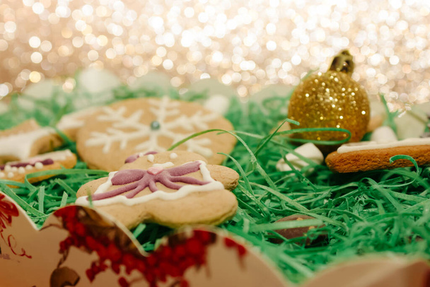 Noel hediyesi. Noel zencefilli bisküvilerinin hediye kutusunda bir sembolü.. - Fotoğraf, Görsel