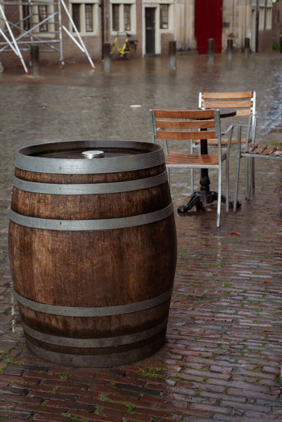 Holztisch und Tonne nach dem Starkregen in Leiden, Niederlande  - Foto, Bild