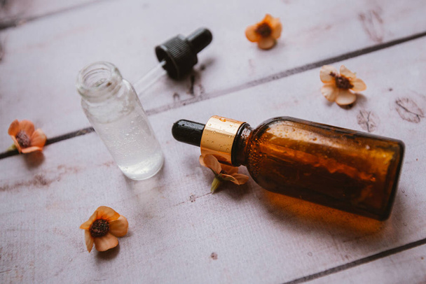 frascos y pipetas con suero hialurónico para tratamientos cosméticos y de belleza - Foto, imagen