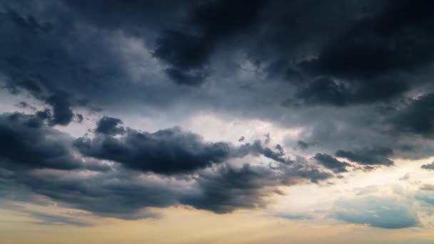 beau ciel dramatique sombre avec nuages orageux laps de temps - Séquence, vidéo