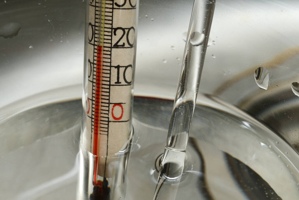 termômetro mostra a temperatura do desenvolvedor 20 graus Celsius - Foto, Imagem