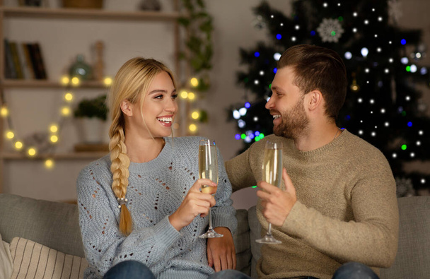 Heureux homme et femme buvant du champagne à la maison - Photo, image