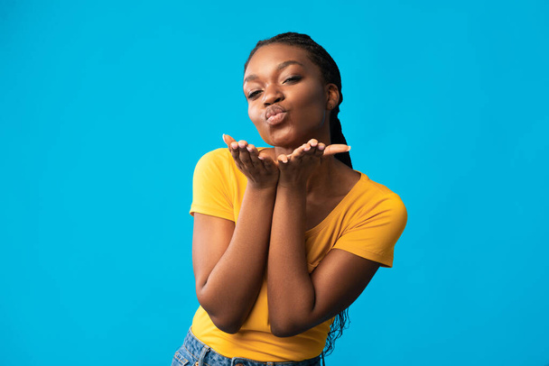 Pretty Black Lady küldött Air Kiss Flörtölés felett kék háttér - Fotó, kép