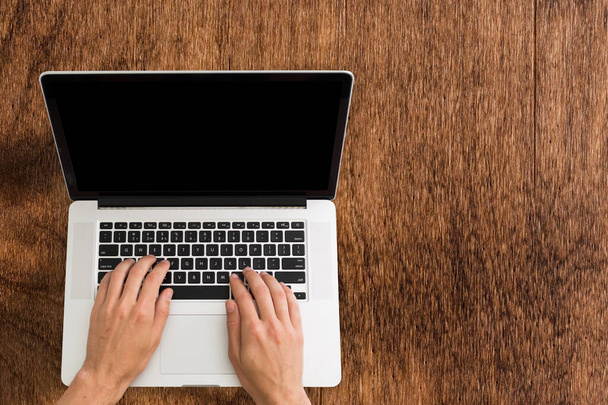 Человек руку на клавиатуре ноутбука с Blank экраном монитора - Фото, изображение
