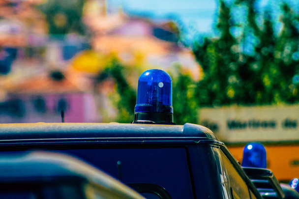 Nahaufnahme eines offiziellen Polizeiwagens, der durch die Straßen der Innenstadt des Großraums patrouilliert - Foto, Bild