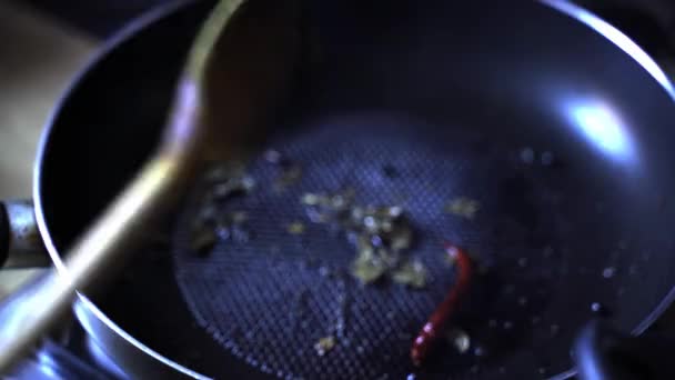 Tadka, amely lefordítva folyamat fűszerek kell sütni főzés előtt a fő összetevők indiai konyha - Felvétel, videó
