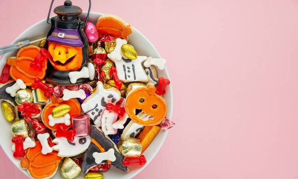 šťastný halloween karty pozadí, Jack o Lantern cukroví mísa s cukrovinkami a halloween cookies Trick or Treat obklopen slavnostní dekor pavouci, netopýři, lebka - Fotografie, Obrázek