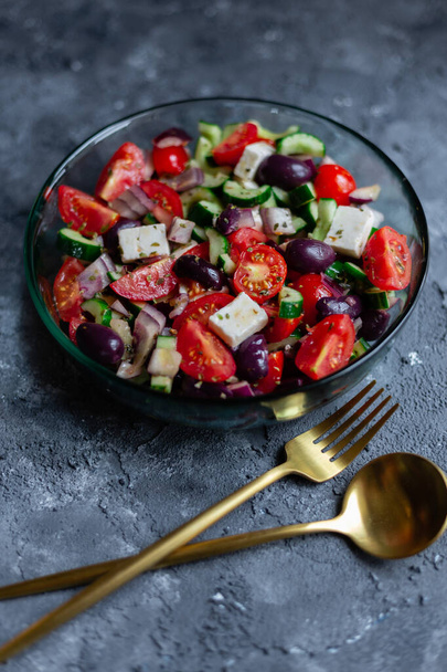 Griechischer Salat auf grauer Fläche. - Foto, Bild