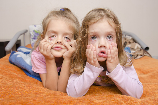 dvě dívky vytáhl hrozné obličeje - Fotografie, Obrázek