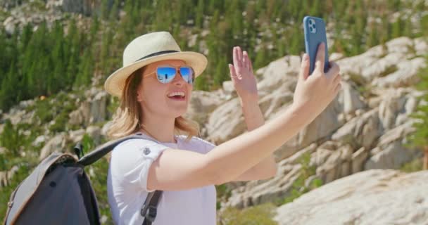 Νεαρή γυναίκα σε καλοκαιρινές διακοπές παίρνει μια selfie περιβάλλεται από άγρια φύση, 4K ΗΠΑ - Πλάνα, βίντεο