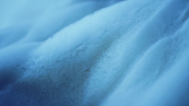 Blu soffice pelliccia texture cappotto, caldo inverno abbigliamento, tessuto di lusso e tessuto sfondo ondulante e in movimento - Filmati, video