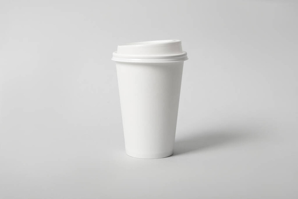 Виймання паперової чашки кави на світло-сірому фоні
 - Фото, зображення