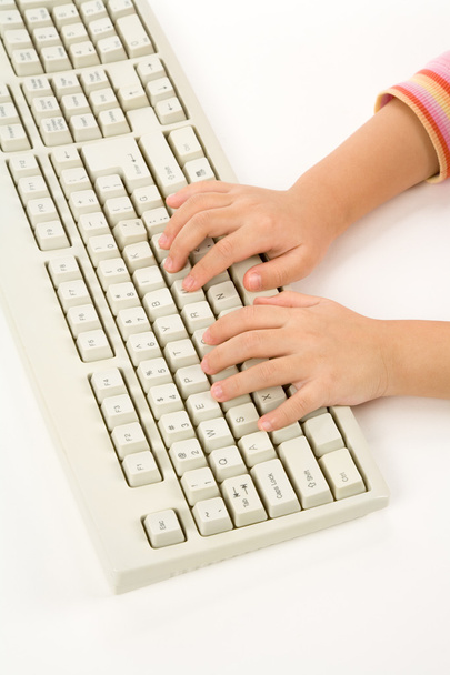 kind hand en het toetsenbord - Foto, afbeelding