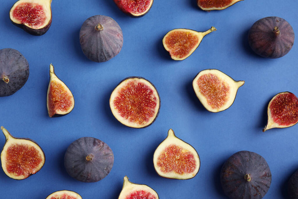 Delicious ripe figs on blue background, flat lay - Foto, imagen