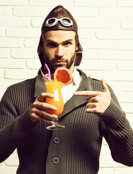 bearded pilot with cocktail in glass - Фото, изображение
